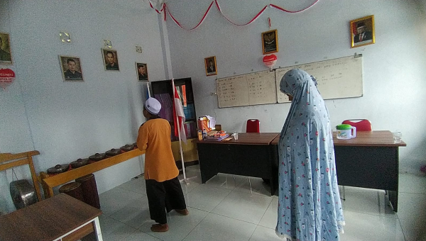 Praktek Sholat Pada Siswa SLB Isra Albayt